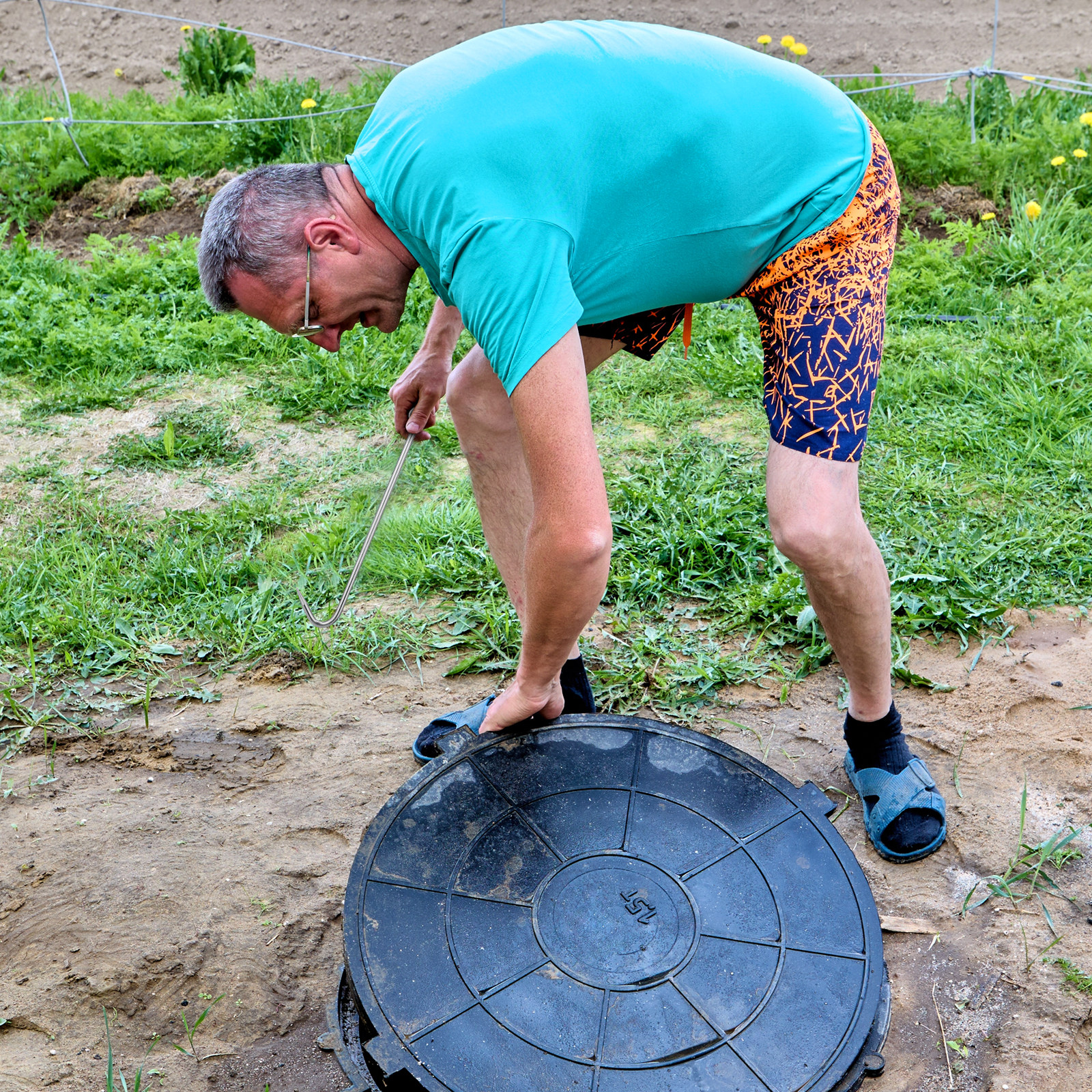 Manhole Cover Lifting - قطعتان من خطافات رفع أغطية فتحات