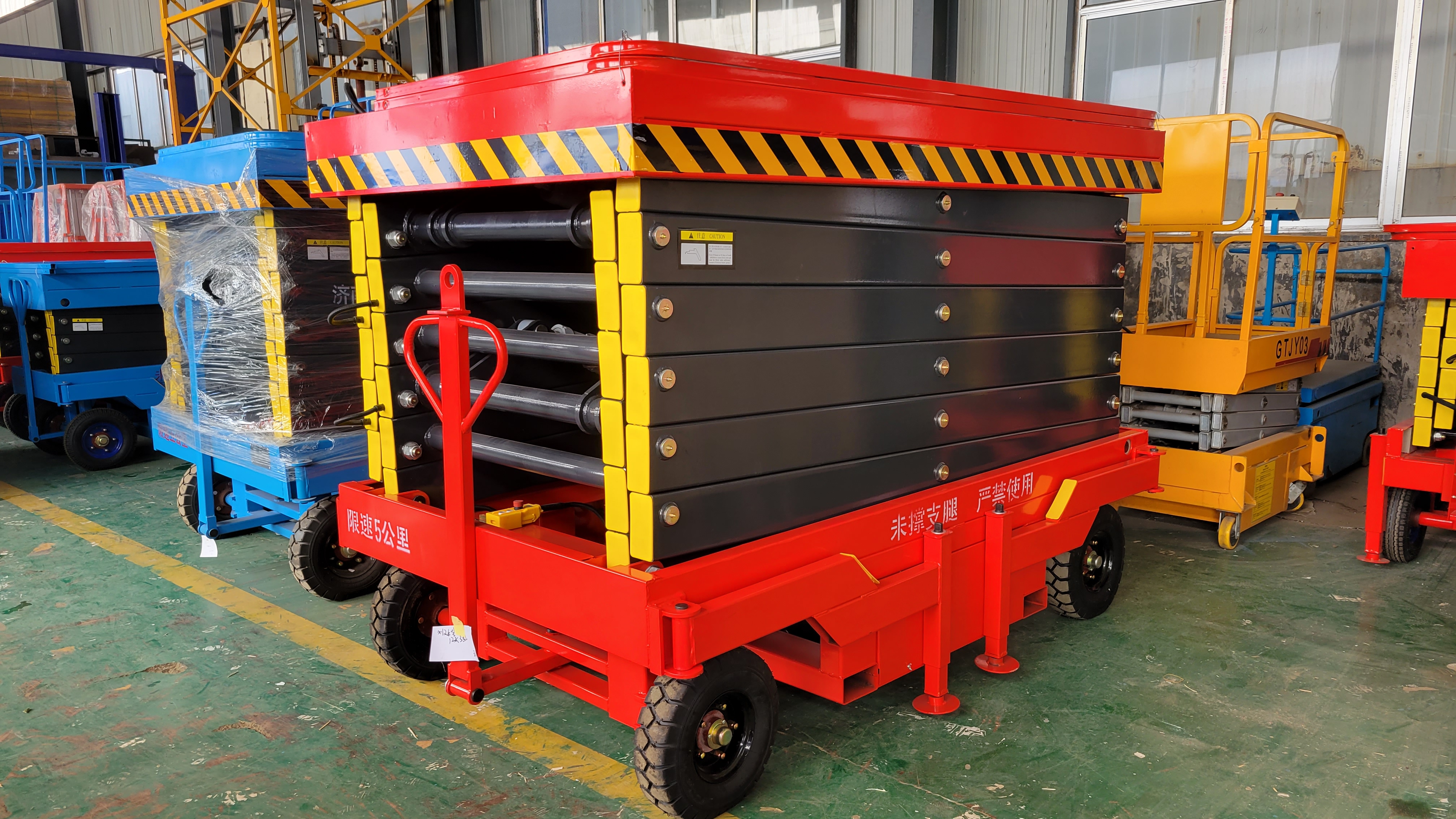 منصة عمل هوائية متنقلة بمقص هي - مراجعة Scissor Lift Table Hydraulic وسعره